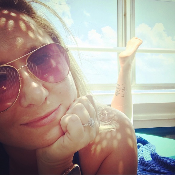 Meet your Posher, Erin 😻🛍 - Picture 4 of 7