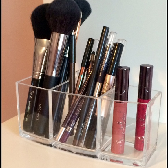 Acrylic Makeup Holder - Picture 2 of 3