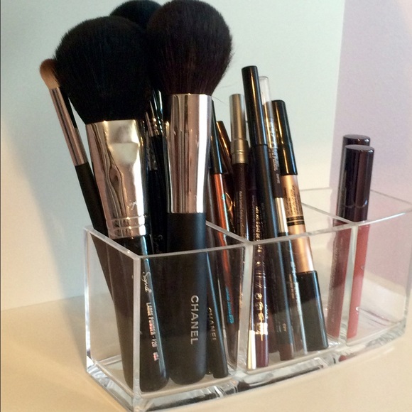 Acrylic Makeup Holder - Picture 3 of 3