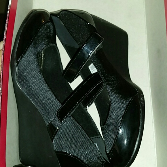Black wedge