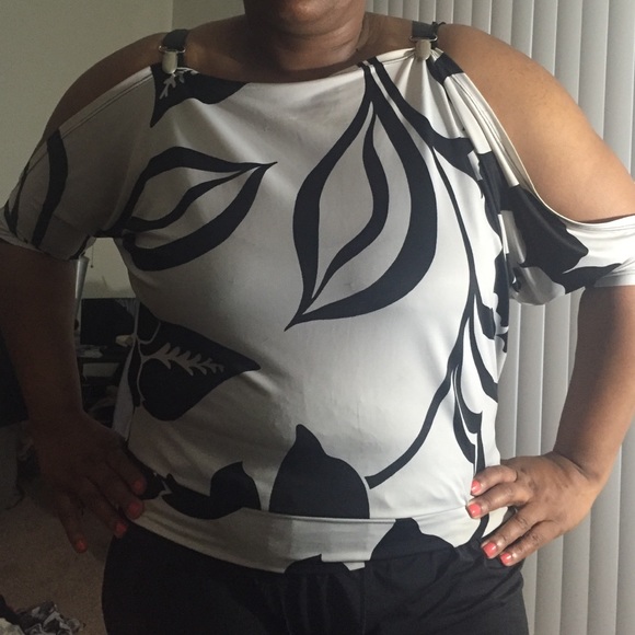 White and black shirt - Picture 1 of 4