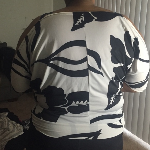 White and black shirt - Picture 2 of 4