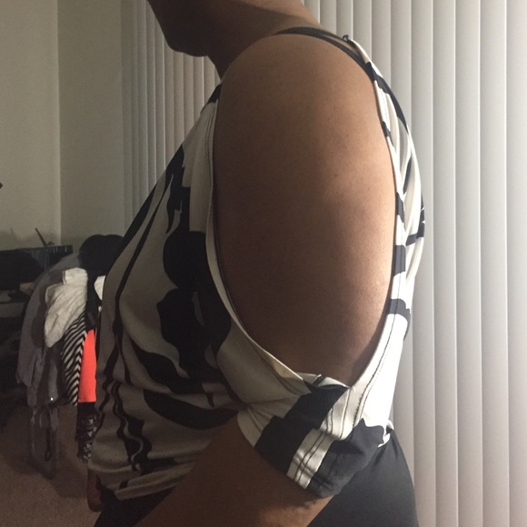 White and black shirt - Picture 3 of 4