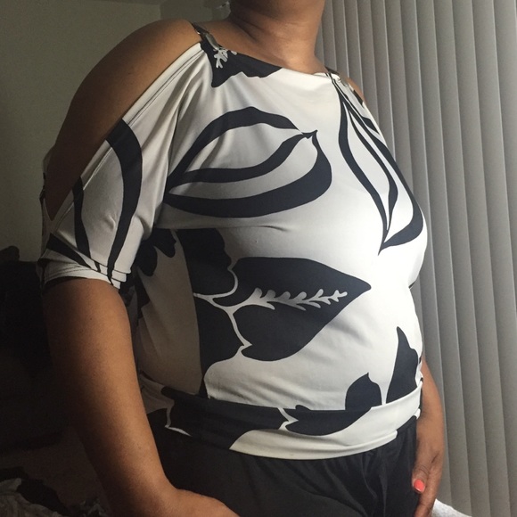 White and black shirt - Picture 4 of 4