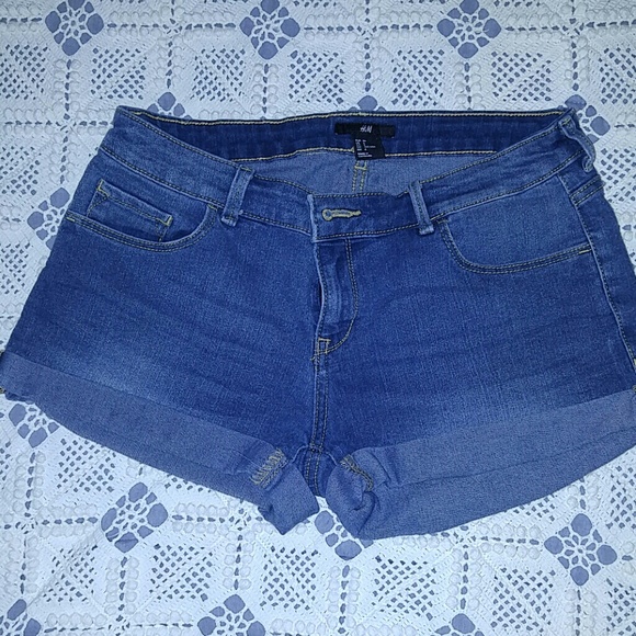 H & M cuffed denim shorts. Size 6