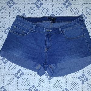 H & M cuffed denim shorts. Size 6