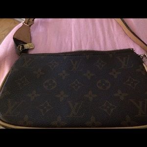 Louis Vuitton small cute bag with damaged strap