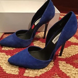 Blue suede Varcity pumps by Steve Madden