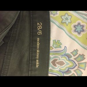 Super cute olive green skinny jeans, size 6, LOFT