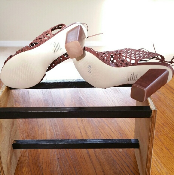 B. Makowsky Leather Woven Lace Ups - Picture 4 of 4