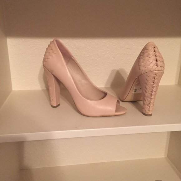 Great nude heel. 8.5 - Picture 2 of 3