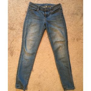 Light washed skinny jeans