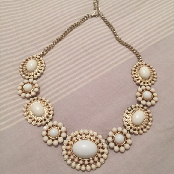WHITE AND GOLD STATEMENT NECKLACE