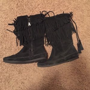 Minnetonka black freyed boots