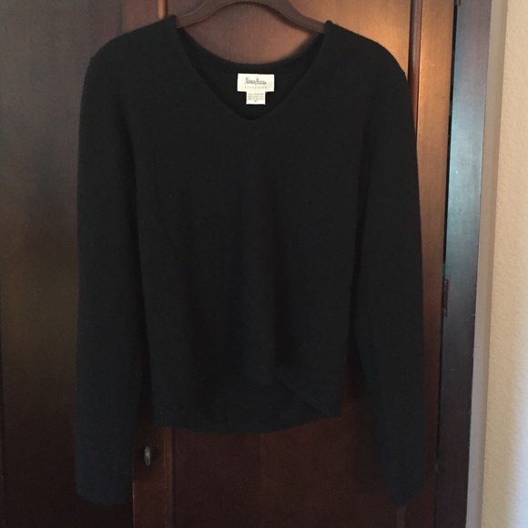 Neiman Marcus 100% cashmere sweater
