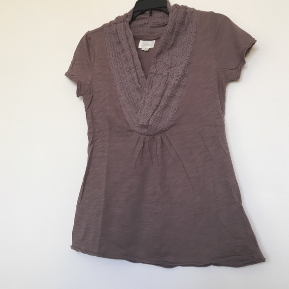 Deletta tshirt with crocheted collar