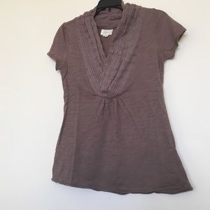 Deletta tshirt with crocheted collar