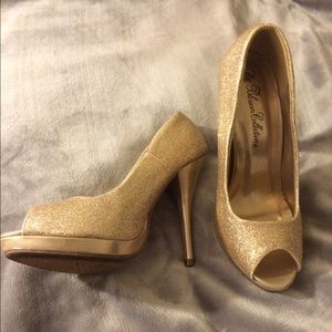 ⭐️ DONATING SOON! Gold glitter heels