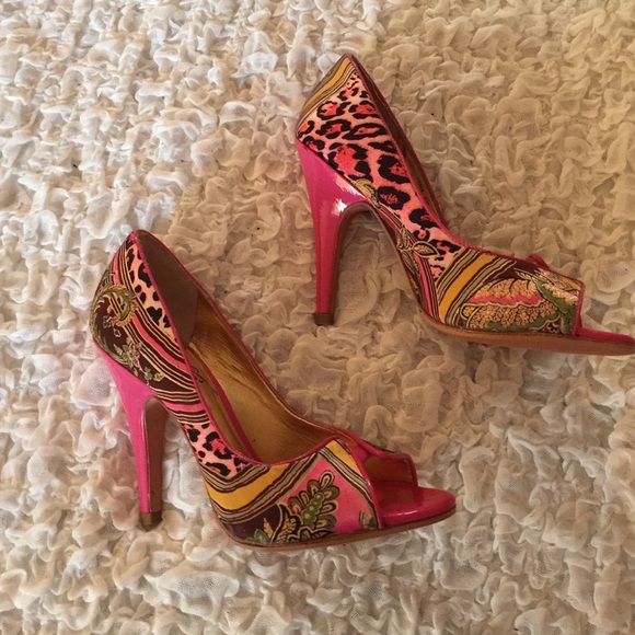 Carlos Santana pink patterned heels