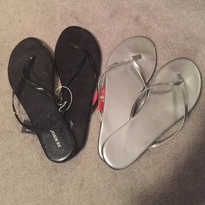 2 pairs of flip flops