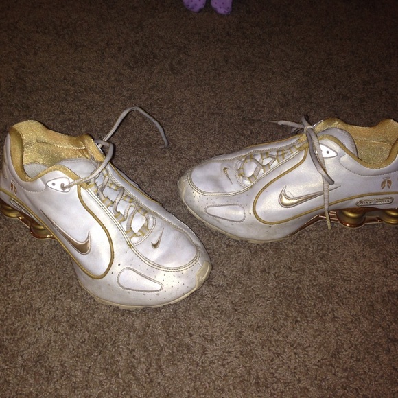 Tennis shoes