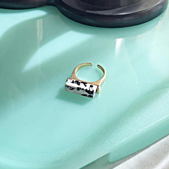 NEW MARBLED TURQUOISE SQUARE COCKTAIL RING SIZE 7 - Picture 3 of 4