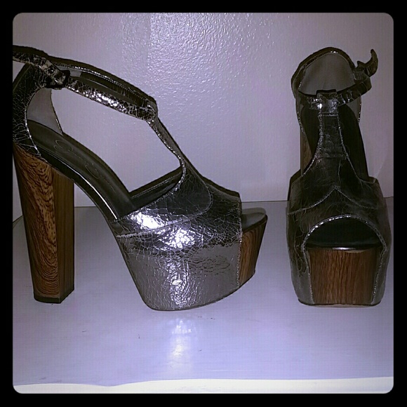 Jessica Simpson chrome platform sz 6