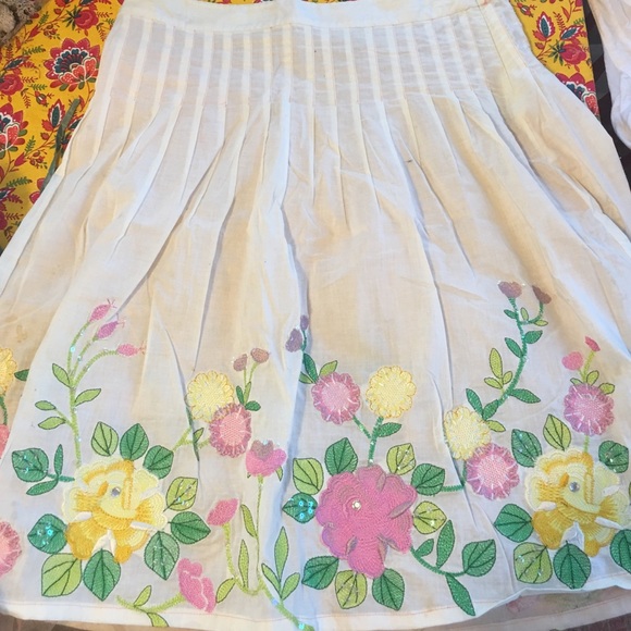 Miss Me Sweet Skirt with Floral Embroidery (M) - Picture 2 of 8