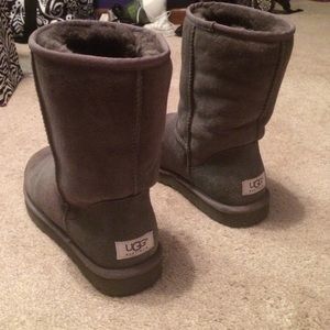 GREY UGG BOOTS. SIZE 9. RARELY WORN.