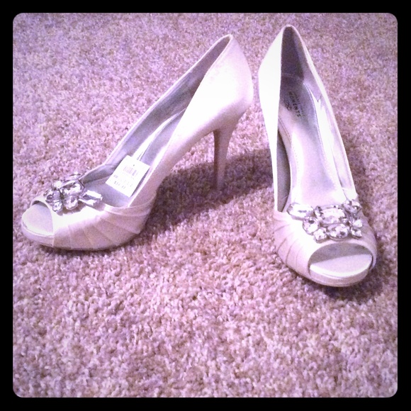 White heels with diamond accent size 7