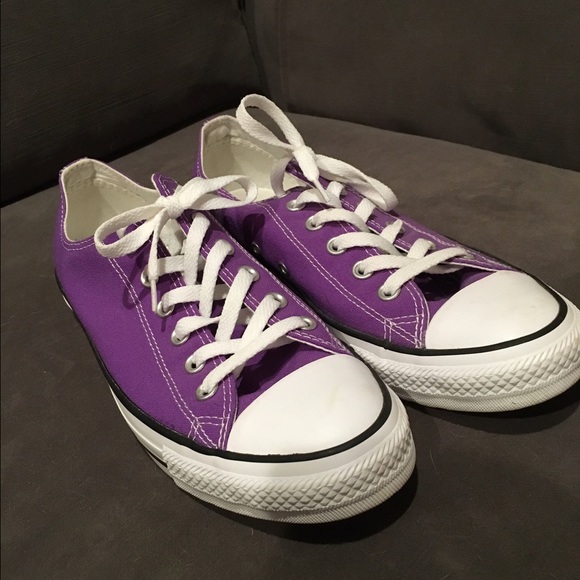 Men's low cut Converse canvass shoes. Size 8