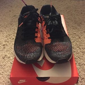 Nike two toned shoes