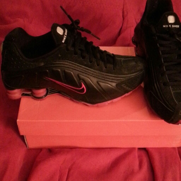Tennis shoes