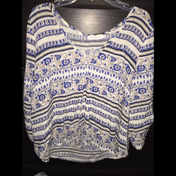 Cute summer/spring quarter sleeve shirt!! 💙