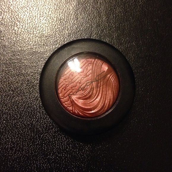 MAC Extra Dimension Eye Shadow AMOROUS ALLOY NWOB
