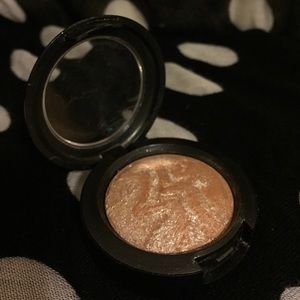 LE MAC Ice Mineralize Eyeshadow