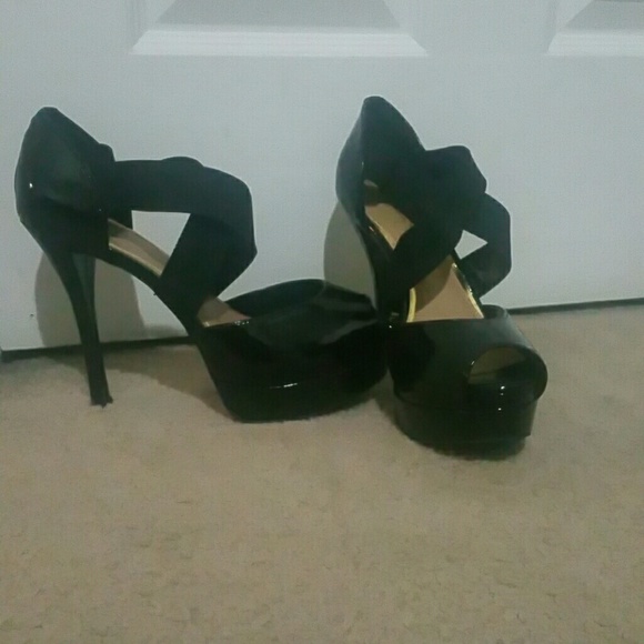 Jessica Simpson black patent leather peep toe heel