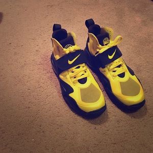 Men size 8 Black & Yellow Nikes