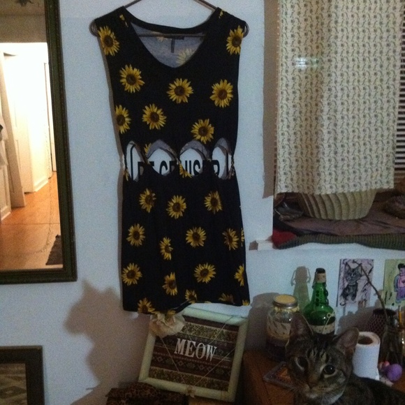 Kendall & Kylie sunflower cut out dress 🌻