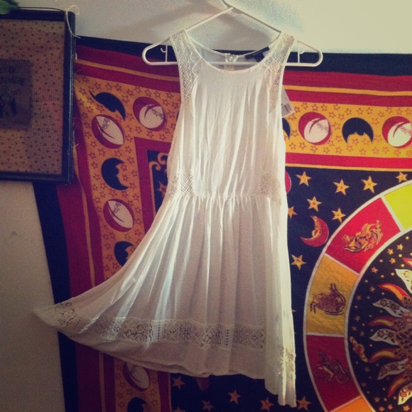 White sundress lace/crochet inserts and trim. 🌾🌼