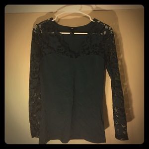 Lace-sleeved V neck top