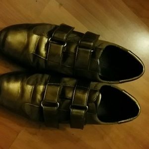 A pair of women gucci  maid in italy .