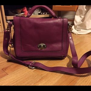 Fossil cross body in grape.