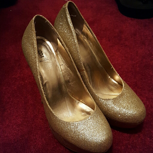 Gold glitter pumps