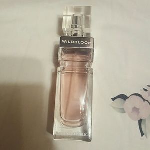 Banana Republic wildbloom perfume