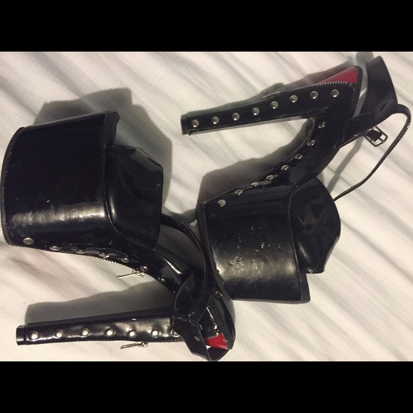 Pleaser black/red zipper platforms