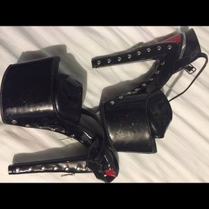 Pleaser black/red zipper platforms