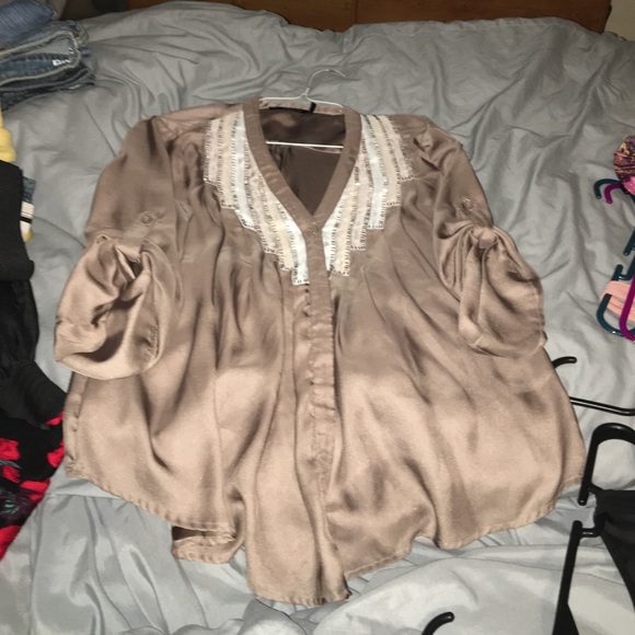 Super cute Detailed shirt