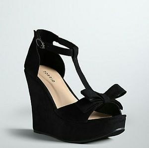 TORRID T-STRAP BOW WEDGES 9W 9 WIDE  $49.50