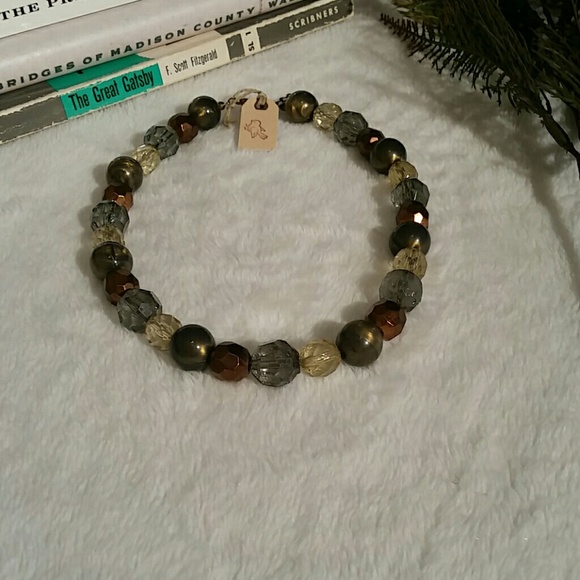 Boutique Necklace - Picture 2 of 3